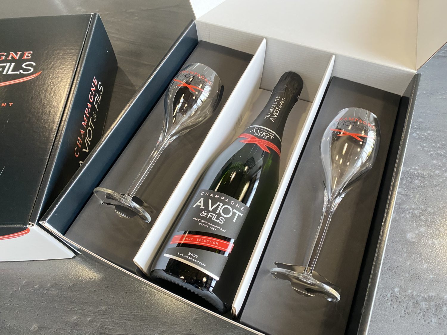 Coffret 2 flûtes + une bouteille Champagne Viot et Fils